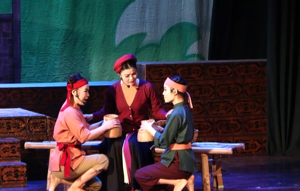 Nghệ sĩ Quỳnh Trang (vai Trinh Nguyên - giữa), nghệ sĩ Kim Liên (vai Tôn Mạnh - bên phải), nghệ sĩ Bảo Yến (vai Tôn Trọng - bên trái) trong vở chèo cổ 'Trinh Nguyên'. Ảnh: Nguyễn Trường. Nghệ sĩ Quỳnh Trang (vai Trinh Nguyên - giữa), nghệ sĩ Kim Liên (vai Tôn Mạnh - bên phải), nghệ sĩ Bảo Yến (vai Tôn Trọng - bên trái) trong vở chèo cổ 'Trinh Nguyên'. Ảnh: Nguyễn Trường.
