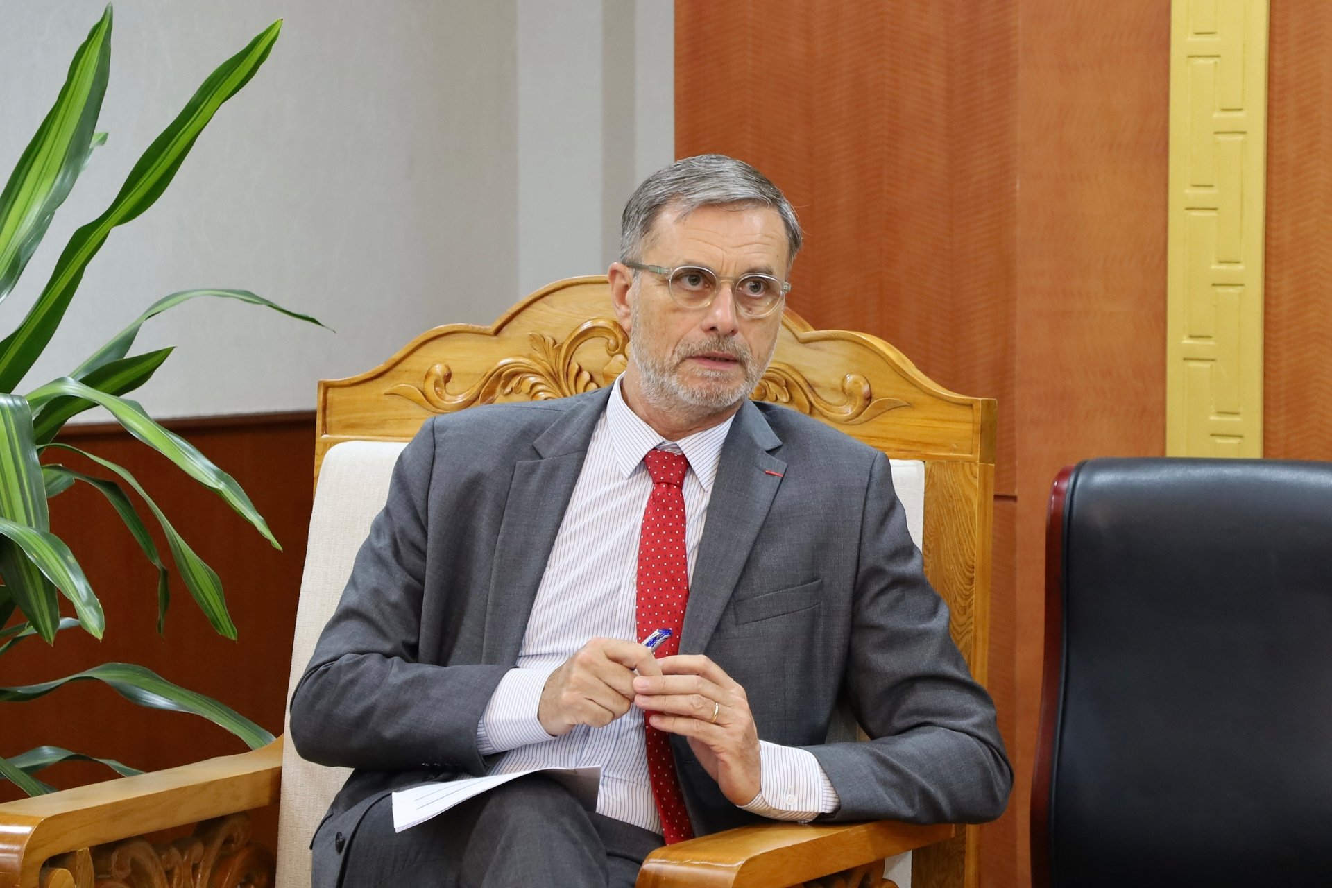 Đại sứ Đặc mệnh toàn quyền Cộng hòa Pháp tại Việt Nam Olivier Brochet đánh giá cao mối quan hệ hữu nghị, hợp tác tốt đẹp giữa Việt Nam và Pháp. Ảnh: Phuơng Linh. Đại sứ Đặc mệnh toàn quyền Cộng hòa Pháp tại Việt Nam Olivier Brochet đánh giá cao mối quan hệ hữu nghị, hợp tác tốt đẹp giữa Việt Nam và Pháp. Ảnh: Phuơng Linh.