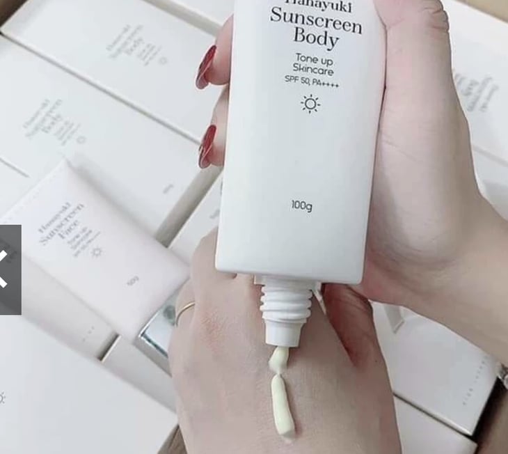 sản phẩm Hanayuki Sunscreen Body hộp 1 tuýp 100g. Ảnh: Bộ Y tế. sản phẩm Hanayuki Sunscreen Body hộp 1 tuýp 100g. Ảnh: Bộ Y tế.