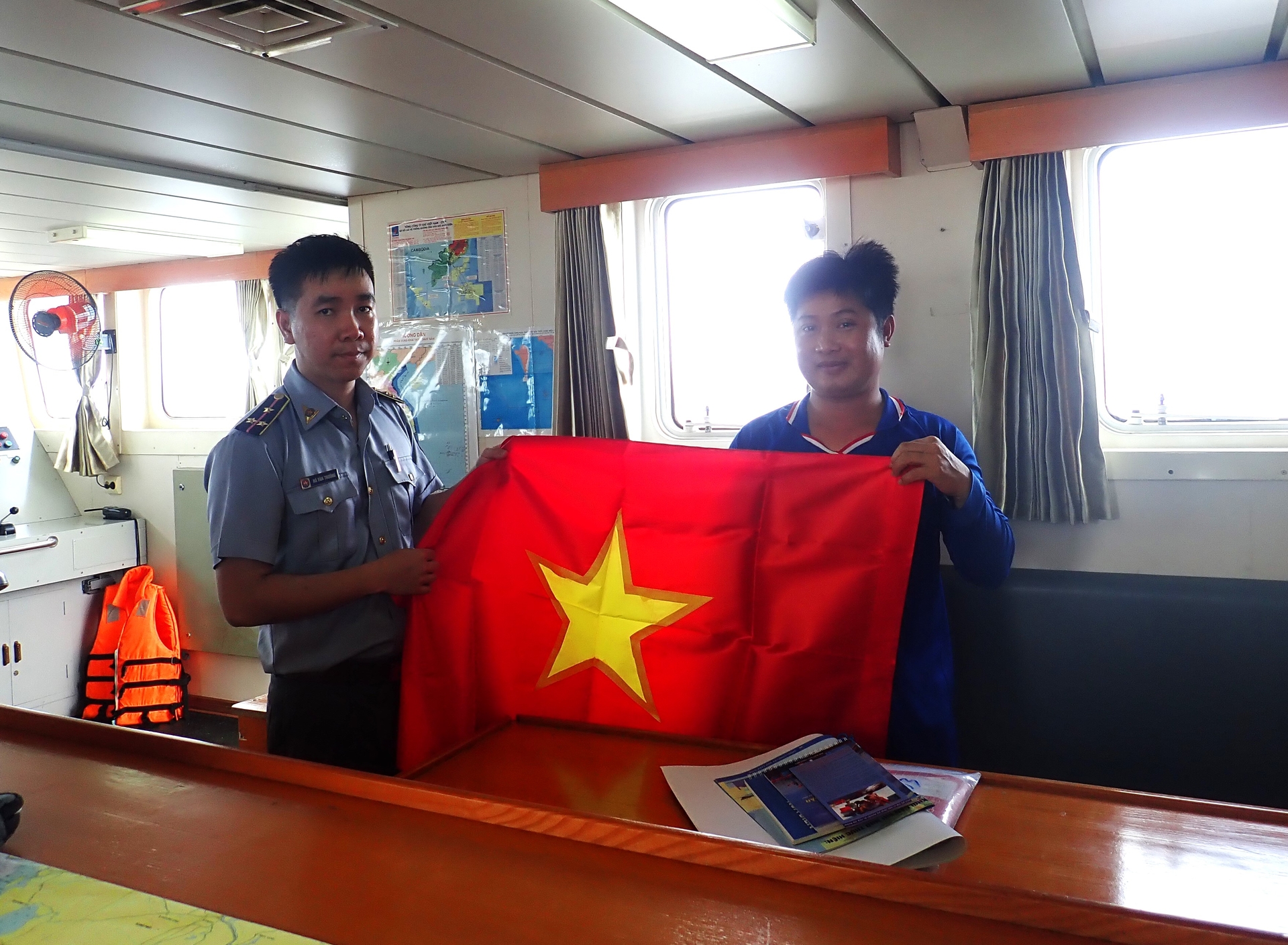 Trong quá trình tuần tra, kiểm soát trên vùng biển Tây Nam bộ, đoàn công tác của Chi cục Kiểm ngư Vùng V thường xuyên tuyên truyền về pháp luật, hỗ trợ, tặng cờ nước để ngư dân treo trên tàu cá. Ảnh: Trung Chánh. Trong quá trình tuần tra, kiểm soát trên vùng biển Tây Nam bộ, đoàn công tác của Chi cục Kiểm ngư Vùng V thường xuyên tuyên truyền về pháp luật, hỗ trợ, tặng cờ nước để ngư dân treo trên tàu cá. Ảnh: Trung Chánh.