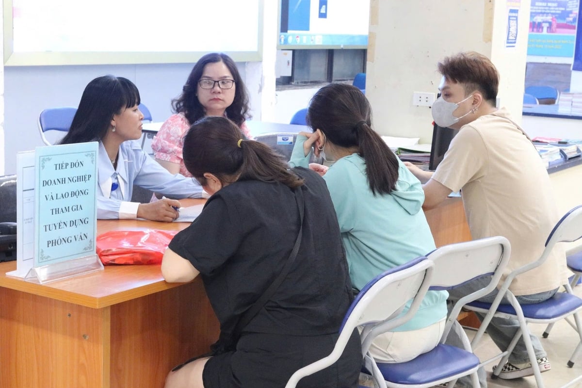 Trung tâm Dịch vụ việc làm Hà Nội đưa ra cảnh báo về những rủi ro tiềm ẩn đối với việc làm của người lao động trong các ngành sản xuất công nghiệp. Ảnh: Hoài Thơ. Trung tâm Dịch vụ việc làm Hà Nội đưa ra cảnh báo về những rủi ro tiềm ẩn đối với việc làm của người lao động trong các ngành sản xuất công nghiệp. Ảnh: Hoài Thơ.