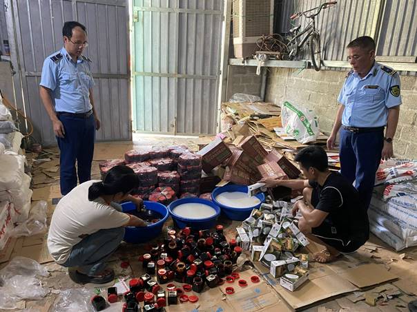 Lực lượng chức năng kiểm tra hộ kinh doanh Đinh Văn Cương. Ảnh: Chi cục Quản lý thị trường Ninh Bình. Lực lượng chức năng kiểm tra hộ kinh doanh Đinh Văn Cương. Ảnh: Chi cục Quản lý thị trường Ninh Bình.