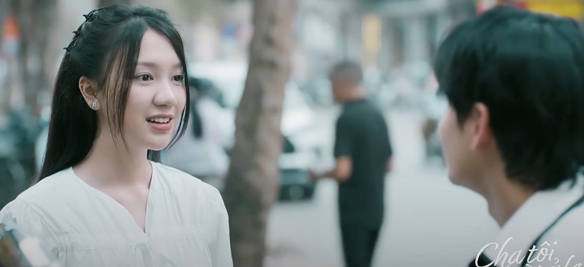 Chi còn rất vui khi Việt mời cô đến quán ăn của bố Bình để review. Ảnh CMH Chi còn rất vui khi Việt mời cô đến quán ăn của bố Bình để review. Ảnh CMH