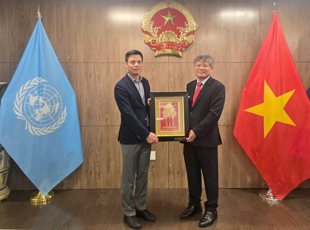 Ông Trần Công Kha, Chủ tịch HĐQT VRG (bên phải) tặng quà lưu niệm Đại sứ Đặng Hoàng Giang – Trưởng Phái đoàn Lãnh sự quán Việt Nam tại New York, Hoa Kỳ. Ảnh: VRG. Ông Trần Công Kha, Chủ tịch HĐQT VRG (bên phải) tặng quà lưu niệm Đại sứ Đặng Hoàng Giang – Trưởng Phái đoàn Lãnh sự quán Việt Nam tại New York, Hoa Kỳ. Ảnh: VRG.