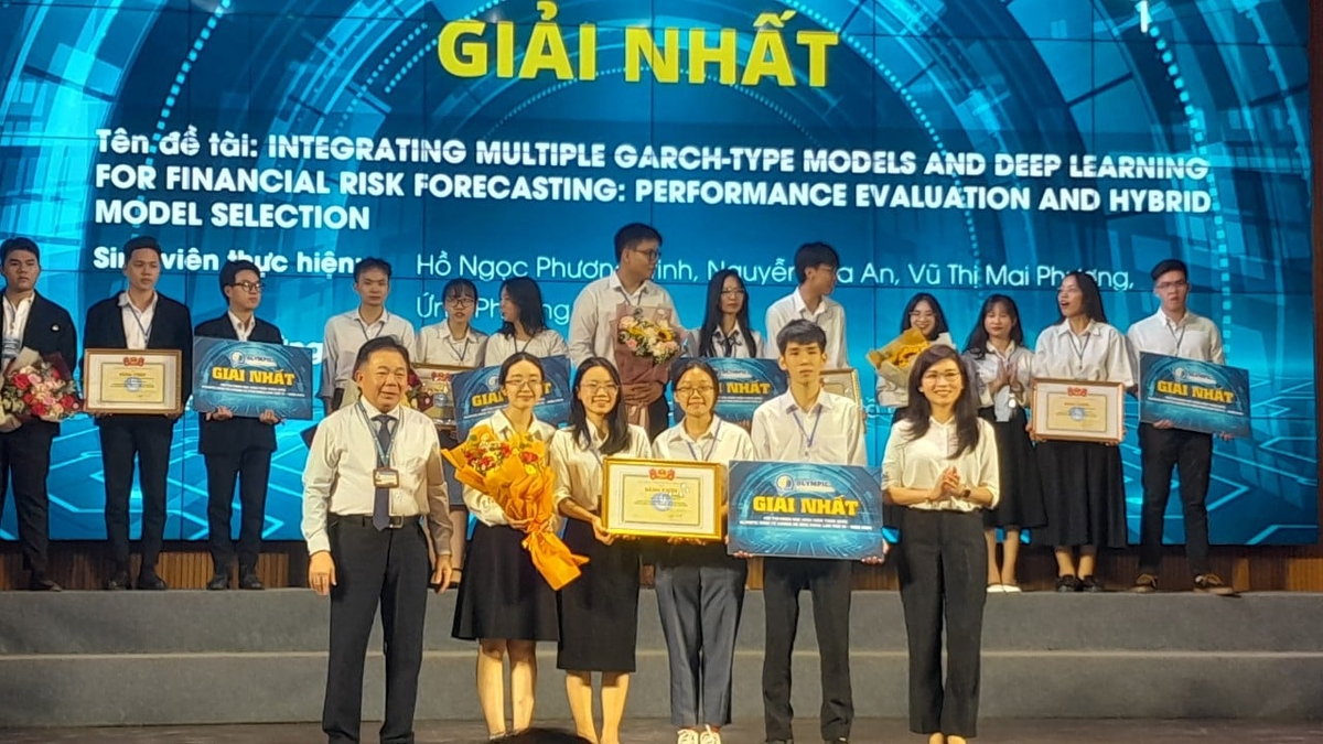 Nhóm sinh viên Bộ môn Toán trường Đại học Quốc tế (Đại học Quốc gia TP.HCM) nhận giải Nhất Hội thi khoa học sinh viên toàn quốc 'Olympic Kinh tế lượng và ứng dụng' năm 2024. Ảnh: Đại học Quốc tế. Nhóm sinh viên Bộ môn Toán trường Đại học Quốc tế (Đại học Quốc gia TP.HCM) nhận giải Nhất Hội thi khoa học sinh viên toàn quốc 'Olympic Kinh tế lượng và ứng dụng' năm 2024. Ảnh: Đại học Quốc tế.