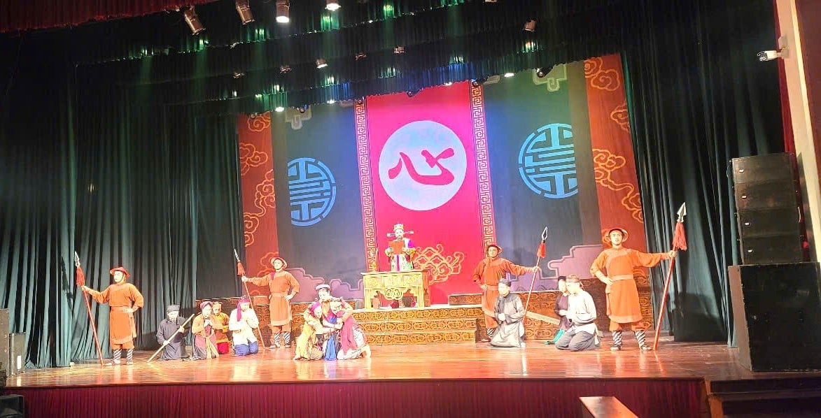 Niềm vui vỡ òa khi quan án sát đã đưa ra quyết định là cả ba mẹ con Trinh Nguyên đều không có tội. Ảnh: Nguyễn Trường. Niềm vui vỡ òa khi quan án sát đã đưa ra quyết định là cả ba mẹ con Trinh Nguyên đều không có tội. Ảnh: Nguyễn Trường.