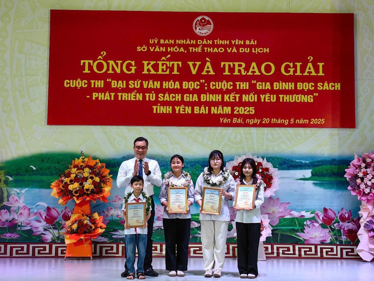 Giám đốc Sở Văn hóa, Thể thao và Du lịch Nông Việt Yên trao Danh hiệu đại sứ Văn hóa đọc tiêu biểu cho 4 thí sinh. Ảnh: Như Huyên. Giám đốc Sở Văn hóa, Thể thao và Du lịch Nông Việt Yên trao Danh hiệu đại sứ Văn hóa đọc tiêu biểu cho 4 thí sinh. Ảnh: Như Huyên.