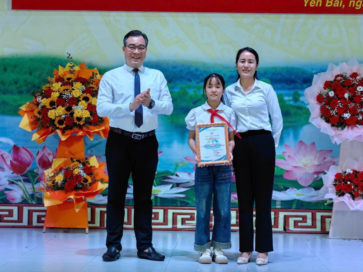 Giám đốc Sở Văn hóa, Thể thao và Du lịch Nông Việt Yên trao giải Nhất cuộc thi 'Gia đình đọc sách - phát triển tủ sách gia đình kết nối yêu thương'. Ảnh: Như Huyên. Giám đốc Sở Văn hóa, Thể thao và Du lịch Nông Việt Yên trao giải Nhất cuộc thi 'Gia đình đọc sách - phát triển tủ sách gia đình kết nối yêu thương'. Ảnh: Như Huyên.