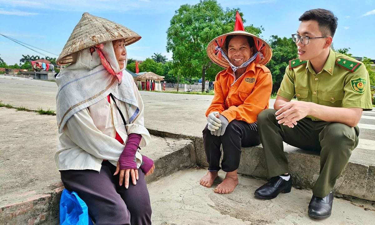 Bà Đinh Thị Mến (trái) trò chuyện với cán bộ kiểm lâm của ban quản lý. Ảnh: Bảo Thắng. Bà Đinh Thị Mến (trái) trò chuyện với cán bộ kiểm lâm của ban quản lý. Ảnh: Bảo Thắng.