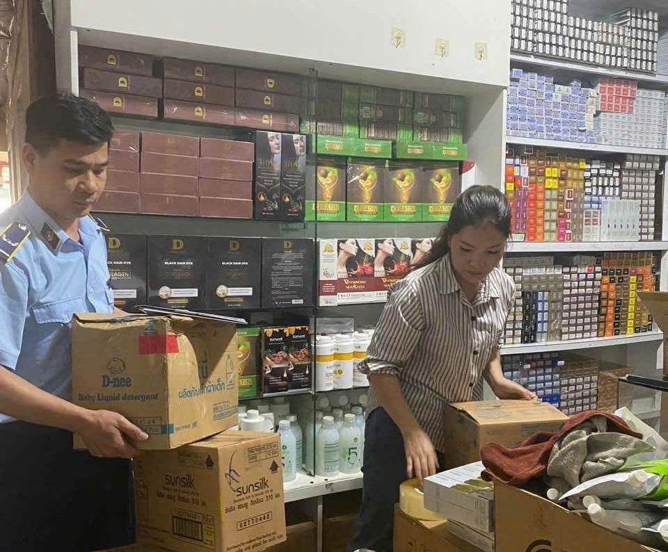 Cơ quan chức năng kiếm tra bột ngọt không ghi rõ nguồn gốc xuất xứ. Ảnh: Công an tỉnh Lai Châu. Cơ quan chức năng kiếm tra bột ngọt không ghi rõ nguồn gốc xuất xứ. Ảnh: Công an tỉnh Lai Châu.