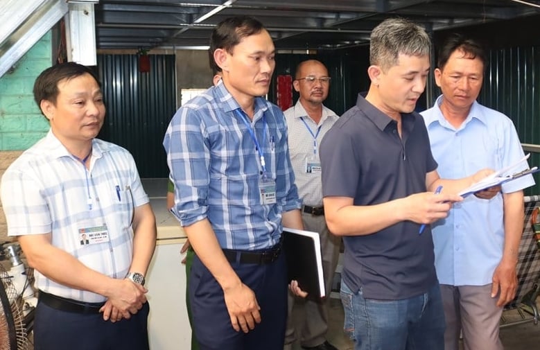 Đoàn kiểm tra lập biên bản tại cơ sở chữa ung thư bằng nước ion kiềm của ông Bùi Văn Quang. Ảnh: Hữu Tình. Đoàn kiểm tra lập biên bản tại cơ sở chữa ung thư bằng nước ion kiềm của ông Bùi Văn Quang. Ảnh: Hữu Tình.
