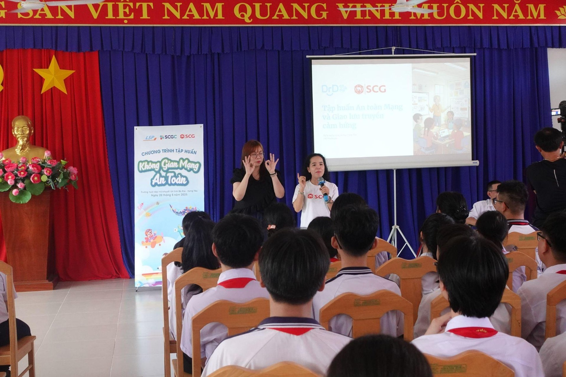 Điểm nhấn của sự kiện năm nay là buổi tập huấn chuyên đề 'An toàn trên không gian mạng', nơi 100 học sinh khiếm thính được cung cấp những kiến thức thiết yếu để sử dụng internet một cách an toàn và lành mạnh. Ảnh: SCG. Điểm nhấn của sự kiện năm nay là buổi tập huấn chuyên đề 'An toàn trên không gian mạng', nơi 100 học sinh khiếm thính được cung cấp những kiến thức thiết yếu để sử dụng internet một cách an toàn và lành mạnh. Ảnh: SCG.