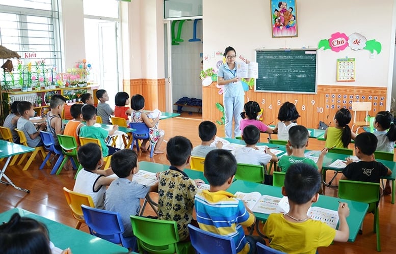 Hoàn thiện chính sách ưu đãi đối với trẻ em mẫu giáo trong độ tuổi thực hiện phổ cập, đảm bảo tỷ lệ trẻ em trong độ tuổi mẫu giáo được huy động đến cơ sở GDMN để được nuôi dưỡng, chăm sóc giáo dục. Ảnh: VGP.