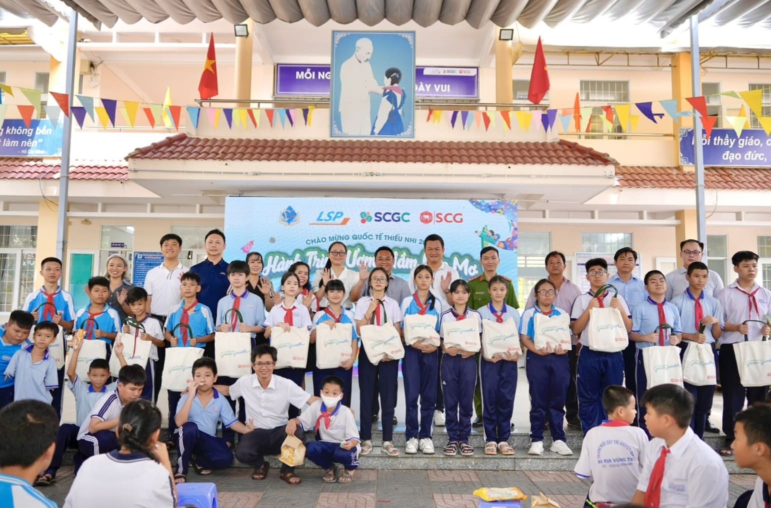 Hành trình sẻ chia đến các bạn trẻ khuyết tật của SCG không chỉ dừng lại tại Chương trình 'Hành trình Ươm mầm ước mơ', mà sẽ còn tiếp tục lan tỏa mạnh mẽ, mở ra nhiều cơ hội đến nhiều bạn trẻ trên khắp mọi miền Tổ quốc. Ảnh: SCG. Hành trình sẻ chia đến các bạn trẻ khuyết tật của SCG không chỉ dừng lại tại Chương trình 'Hành trình Ươm mầm ước mơ', mà sẽ còn tiếp tục lan tỏa mạnh mẽ, mở ra nhiều cơ hội đến nhiều bạn trẻ trên khắp mọi miền Tổ quốc. Ảnh: SCG.