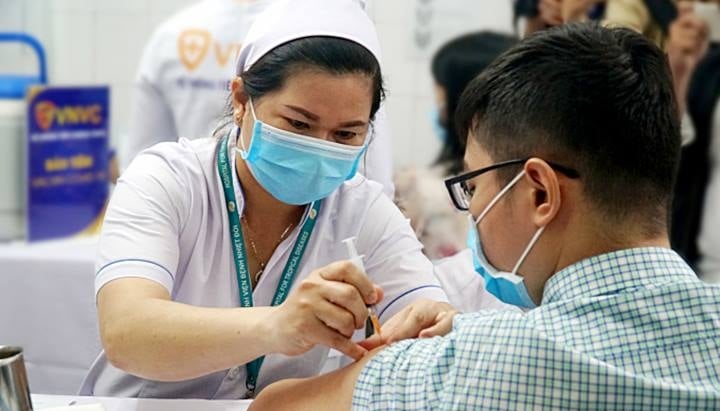 Theo Sở Y tế TP.HCM, Covid-19 có xu hướng tăng nhẹ từ tuần 16. Ảnh: Nguyễn Thủy. Theo Sở Y tế TP.HCM, Covid-19 có xu hướng tăng nhẹ từ tuần 16. Ảnh: Nguyễn Thủy.