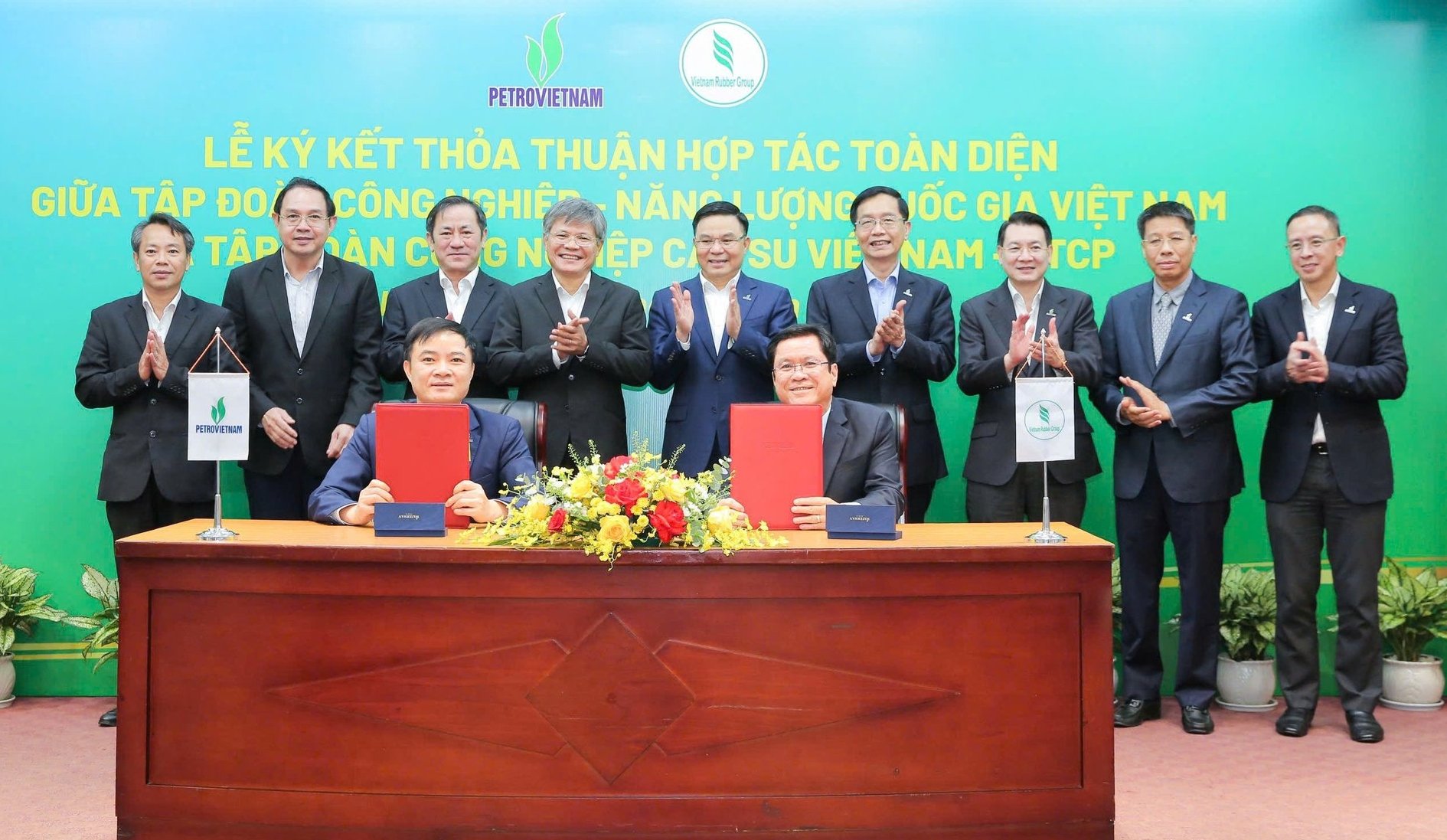 Tổng Giám đốc Petrovietnam Lê Ngọc Sơn và Tổng Giám đốc VRG Lê Thanh Hưng ký kết thỏa thuận hợp tác toàn diện giữa hai Tập đoàn. Ảnh: PV. Tổng Giám đốc Petrovietnam Lê Ngọc Sơn và Tổng Giám đốc VRG Lê Thanh Hưng ký kết thỏa thuận hợp tác toàn diện giữa hai Tập đoàn. Ảnh: PV.