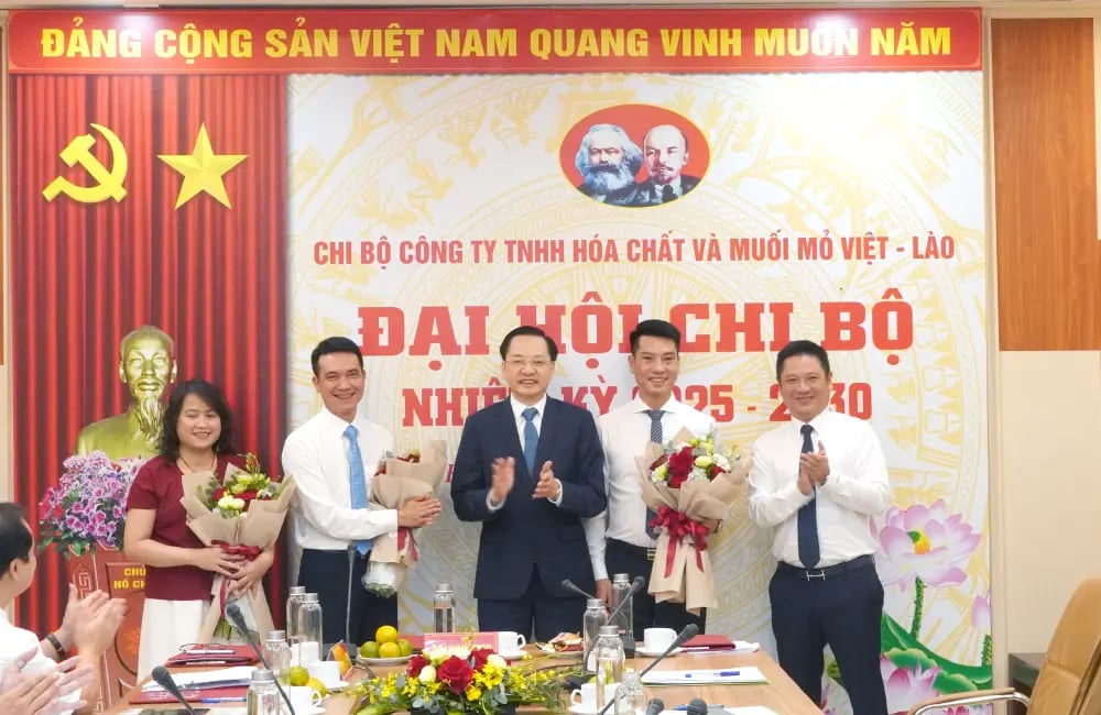 Ông Nguyễn Hữu Tú, Phó Bí thư Đảng ủy, Tổng Giám đốc Tập đoàn Hóa chất Việt Nam và ông Hoàng Mạnh Thắng, Ủy viên Ban Thường vụ Đảng ủy, Thành viên HĐTV, Trưởng Ban Tổ chức Đảng ủy Tập đoàn(ngoài cùng bên phải) chúc mừng Ban Chi ủy Vilachemsaltnhiệm kỳ 2025 - 2030. Ảnh: Vinachem. Ông Nguyễn Hữu Tú, Phó Bí thư Đảng ủy, Tổng Giám đốc Tập đoàn Hóa chất Việt Nam và ông Hoàng Mạnh Thắng, Ủy viên Ban Thường vụ Đảng ủy, Thành viên HĐTV, Trưởng Ban Tổ chức Đảng ủy Tập đoàn(ngoài cùng bên phải) chúc mừng Ban Chi ủy Vilachemsaltnhiệm kỳ 2025 - 2030. Ảnh: Vinachem.