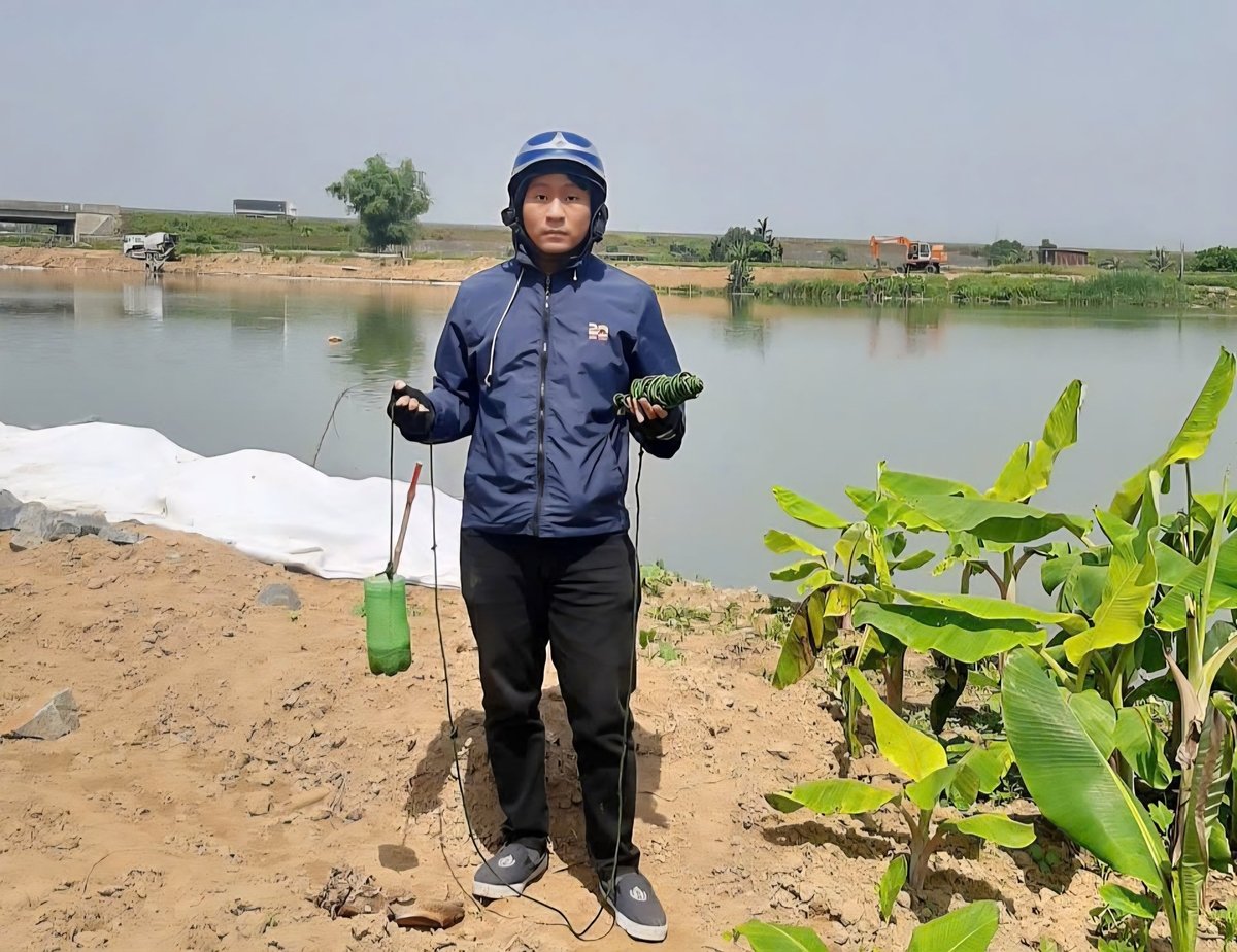 Viện Khoa học Thủy lợi miền Trung và Tây Nguyên lấy mẫu phân tích chất lượng nước tại các điểm quan trắc. Ảnh: PV. Viện Khoa học Thủy lợi miền Trung và Tây Nguyên lấy mẫu phân tích chất lượng nước tại các điểm quan trắc. Ảnh: PV.