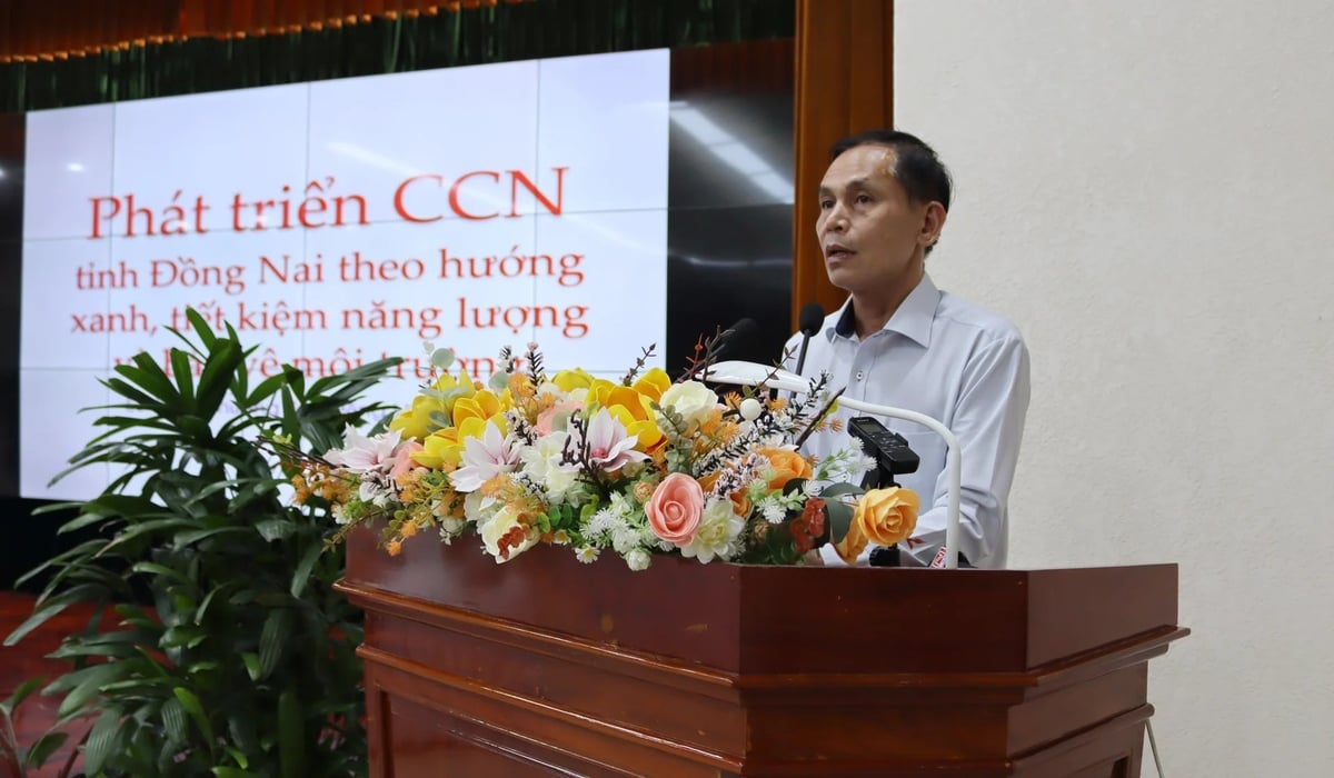 Đại diện Sở Công Thương Đồng Nai trình bày tham luận: 'Phát triển các cụm công nghiệp Đồng Nai theo hướng xanh và bảo vệ môi trường'. Ảnh: Tường Tú. Đại diện Sở Công Thương Đồng Nai trình bày tham luận: 'Phát triển các cụm công nghiệp Đồng Nai theo hướng xanh và bảo vệ môi trường'. Ảnh: Tường Tú.