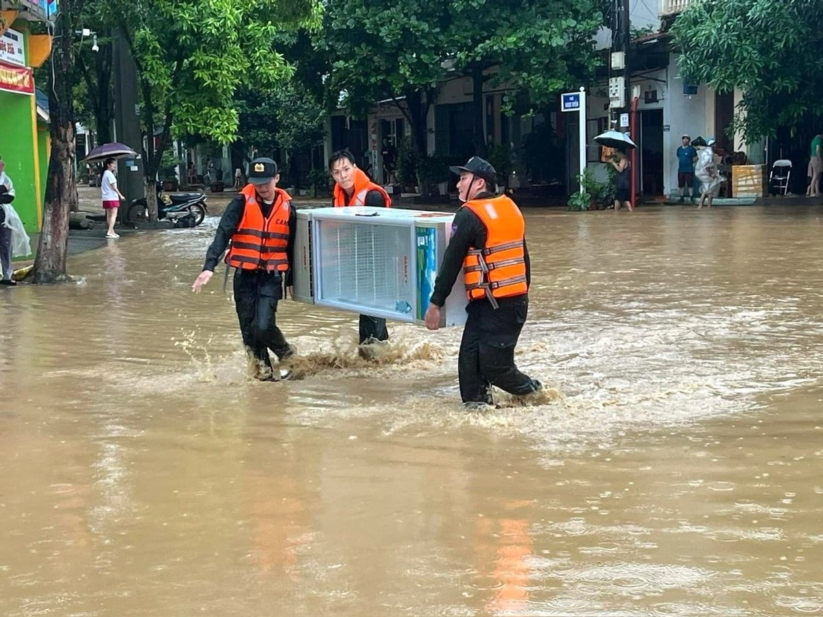 Lực lượng chức năng tỉnh Lào Cai giúp dân di chuyển đồ đạc khi lũ ập tới. Ảnh: Bích Hợp. Lực lượng chức năng tỉnh Lào Cai giúp dân di chuyển đồ đạc khi lũ ập tới. Ảnh: Bích Hợp.