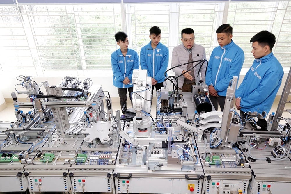 Đẩy mạnh phân cấp, phân quyền về giáo dục nghề nghiệp là chính sách nhằm tập trung tăng cường tự chủ cho các cơ sở giáo dục nghề nghiệp. Ảnh: baochinhphu. Đẩy mạnh phân cấp, phân quyền về giáo dục nghề nghiệp là chính sách nhằm tập trung tăng cường tự chủ cho các cơ sở giáo dục nghề nghiệp. Ảnh: baochinhphu.