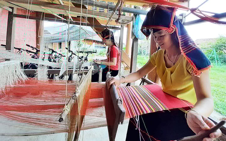 Tại bản du lịch cộng đồng du khách được trải nghiệm nghề dệt thổ cẩm. Ảnh: Trần Hương. Tại bản du lịch cộng đồng du khách được trải nghiệm nghề dệt thổ cẩm. Ảnh: Trần Hương.