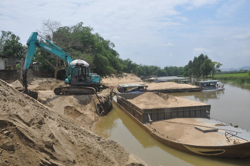 Bộ Xây dựng đề nghị quản lý chặt chẽ, tăng cường kiểm tra, giám sát việc cấp phép, khai thác cát, sỏi trên sông, suối, kênh, rạch để hạn chế xảy ra sạt lở. Ảnh minh họa. Bộ Xây dựng đề nghị quản lý chặt chẽ, tăng cường kiểm tra, giám sát việc cấp phép, khai thác cát, sỏi trên sông, suối, kênh, rạch để hạn chế xảy ra sạt lở. Ảnh minh họa.
