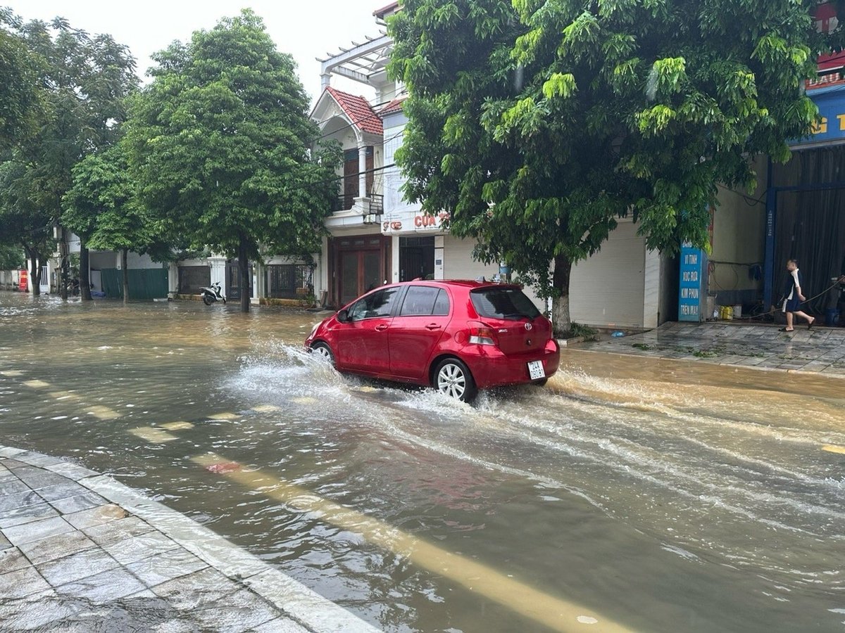 Nước sông Hồng dâng cao gây ngập lụt nhiều tuyến đường tại thành phố Lào Cai. Ảnh: Bích Hợp. Nước sông Hồng dâng cao gây ngập lụt nhiều tuyến đường tại thành phố Lào Cai. Ảnh: Bích Hợp.