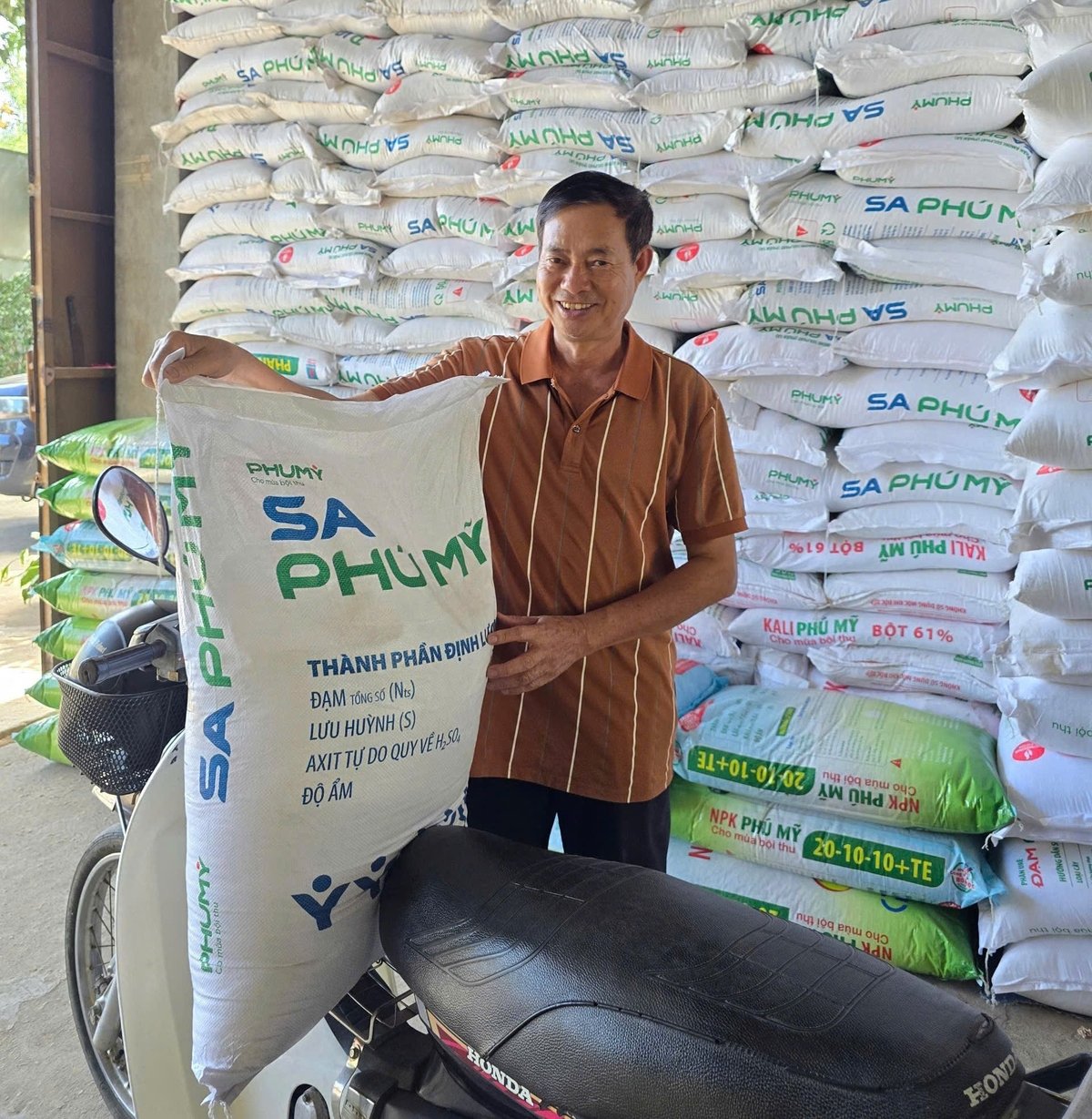 Nhà nông trong và ngoài nước tin dùng sản phẩm phân bón Phú Mỹ vì cho hiệu quả cao. Ảnh: Đức Trung. Nhà nông trong và ngoài nước tin dùng sản phẩm phân bón Phú Mỹ vì cho hiệu quả cao. Ảnh: Đức Trung.