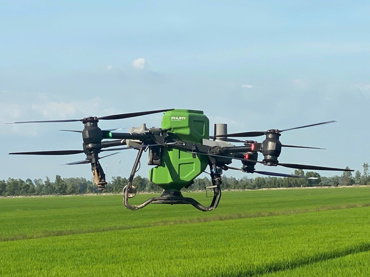 Phú Mỹ tích cực triển khai tới bà con nông dân các giải pháp công nghệ mới như ứng dụng drone trong nông nghiệp. Ảnh: Đức Trung. Phú Mỹ tích cực triển khai tới bà con nông dân các giải pháp công nghệ mới như ứng dụng drone trong nông nghiệp. Ảnh: Đức Trung.
