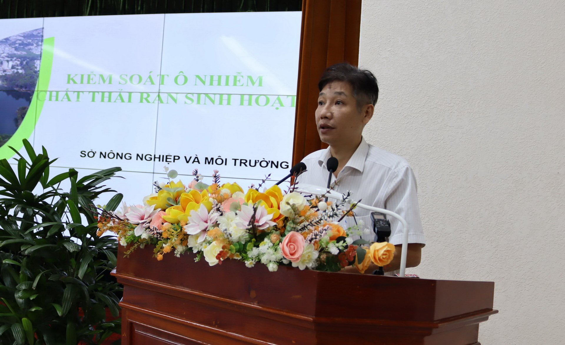 Đại diện Sở Nông nghiệp và Môi trường Đồng Nai trình bày tham luận: 'Kiểm soát chất thải rắn sinh hoạt tại nông thôn'. Ảnh: Tường Tú. Đại diện Sở Nông nghiệp và Môi trường Đồng Nai trình bày tham luận: 'Kiểm soát chất thải rắn sinh hoạt tại nông thôn'. Ảnh: Tường Tú.