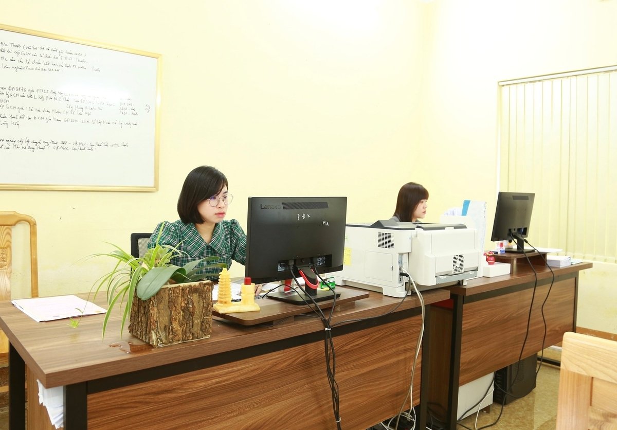 Các cán bộ của Văn phòng Đăng ký đất đai tỉnh Yên Bái thường xuyên làm việc đến 19 - 20 giờ tối để kịp thời gian hoàn thành công việc. Ảnh: Thanh Ngà. Các cán bộ của Văn phòng Đăng ký đất đai tỉnh Yên Bái thường xuyên làm việc đến 19 - 20 giờ tối để kịp thời gian hoàn thành công việc. Ảnh: Thanh Ngà.
