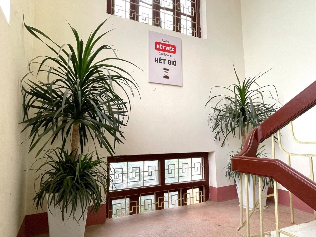Tại Chi nhánh Văn phòng Đăng ký đất đai huyện Yên Bình được treo những khẩu hiệu rất ý nghĩa. Ảnh: Thanh Ngà. Tại Chi nhánh Văn phòng Đăng ký đất đai huyện Yên Bình được treo những khẩu hiệu rất ý nghĩa. Ảnh: Thanh Ngà.