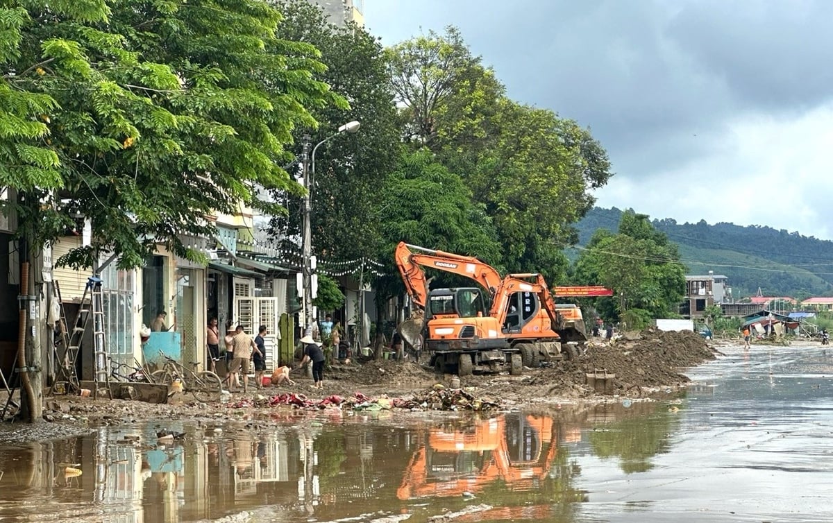Lực lượng chức năng tỉnh Lào Cai khắc phục hậu quả do thiên tai gây ra. Ảnh: Bích Hợp. Lực lượng chức năng tỉnh Lào Cai khắc phục hậu quả do thiên tai gây ra. Ảnh: Bích Hợp.