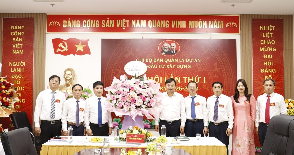 Thứ trưởng Nguyễn Hoàng Hiệp tặng hoa, chúc mừng thành công Đại hội Chi bộ Ban Quản lý dự án đầu tư xây dựng Bộ Nông nghiệp và Môi trường lần thứ nhất, nhiệm kỳ 2025-2030. Ảnh: Nguyễn Thủy. Thứ trưởng Nguyễn Hoàng Hiệp tặng hoa, chúc mừng thành công Đại hội Chi bộ Ban Quản lý dự án đầu tư xây dựng Bộ Nông nghiệp và Môi trường lần thứ nhất, nhiệm kỳ 2025-2030. Ảnh: Nguyễn Thủy.