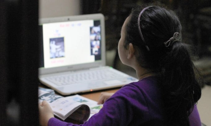Internet giúp trẻ em học tập, kết nối và giải trí nhưng cũng tiềm ẩn nhiều rủi ro. Ảnh: Phan Dương. Internet giúp trẻ em học tập, kết nối và giải trí nhưng cũng tiềm ẩn nhiều rủi ro. Ảnh: Phan Dương.