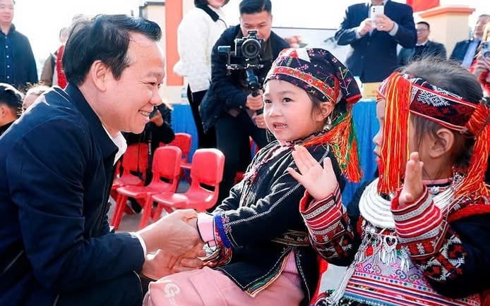 Bộ trưởng Đỗ Đức Duy đến thăm trường Mầm non xã Ngòi A, huyện Văn Yên, tỉnh Yên Bái ngày 11/1/2025. Ảnh: Khương Trung.