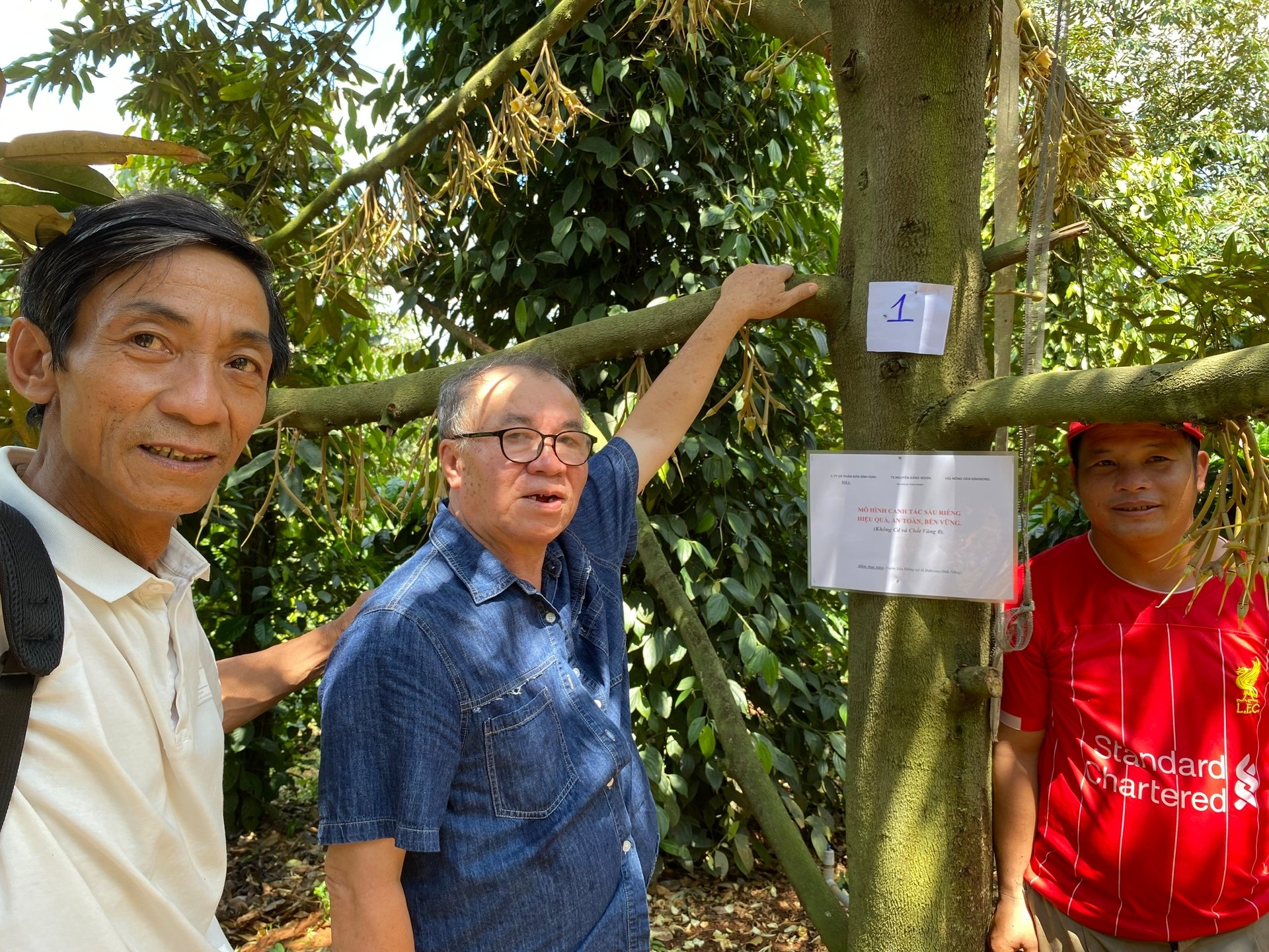Tiến sĩ Nguyễn Đăng Nghĩa (giữa) cho rằng, nông dân không có khả năng phân tích được các thành phần có trong phân bón. Ảnh: Minh Sáng. Tiến sĩ Nguyễn Đăng Nghĩa (giữa) cho rằng, nông dân không có khả năng phân tích được các thành phần có trong phân bón. Ảnh: Minh Sáng.
