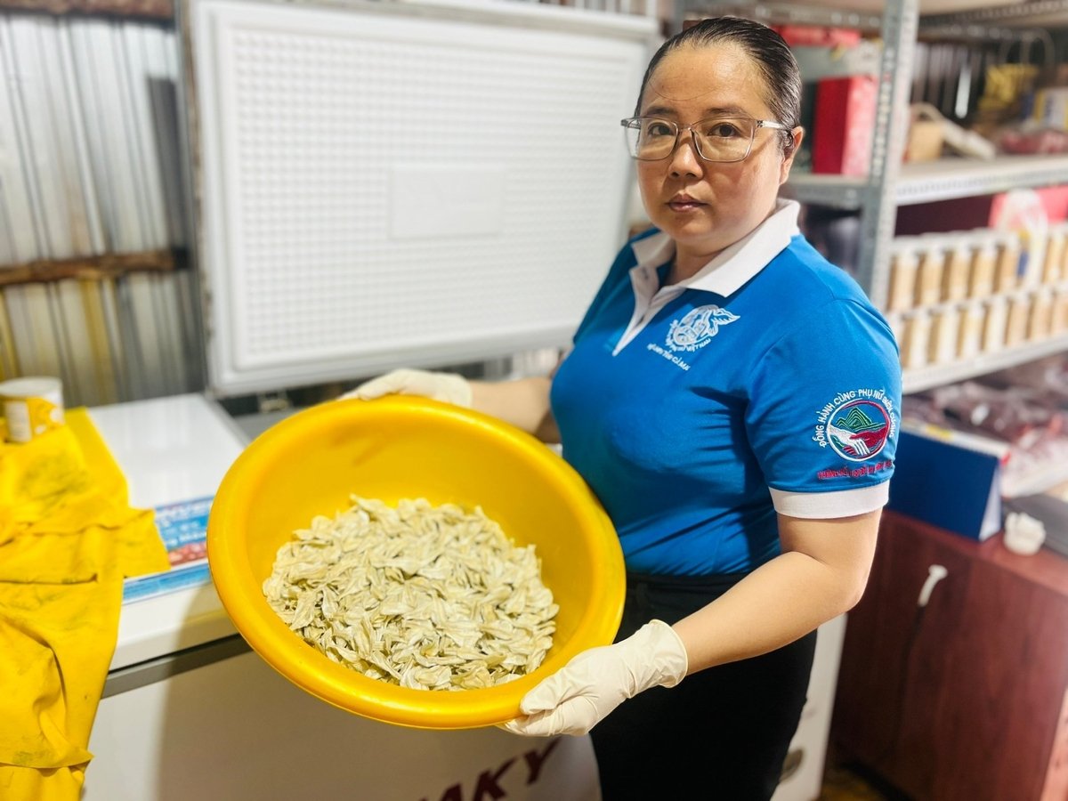 Bà Lý Anh Thư, Phó giám đốc HTX Anh Thư chia sẻ hình ảnh cá sơn nguyên liệu trước khi chế biến. Ảnh: Trọng Linh. Bà Lý Anh Thư, Phó giám đốc HTX Anh Thư chia sẻ hình ảnh cá sơn nguyên liệu trước khi chế biến. Ảnh: Trọng Linh.