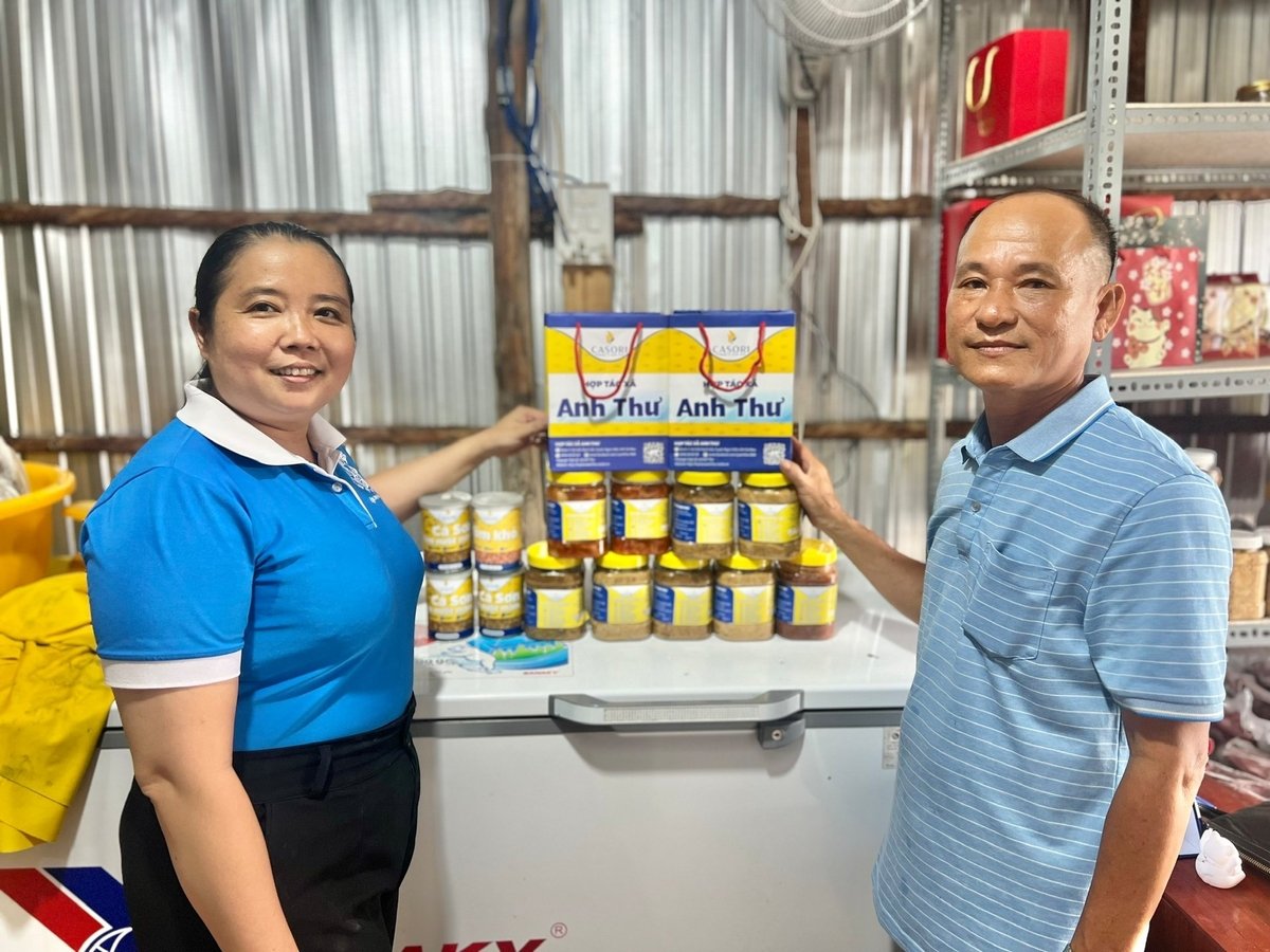 HTX Anh Thư còn có nhiều mặt hàng chủ lực khác như mắm tôm, mắm cá sơn, mắm cá mào gà, khô cá đù 1 nắng, khô cá út một nắng, cá cơm rim. Ảnh: Trọng Linh. HTX Anh Thư còn có nhiều mặt hàng chủ lực khác như mắm tôm, mắm cá sơn, mắm cá mào gà, khô cá đù 1 nắng, khô cá út một nắng, cá cơm rim. Ảnh: Trọng Linh.