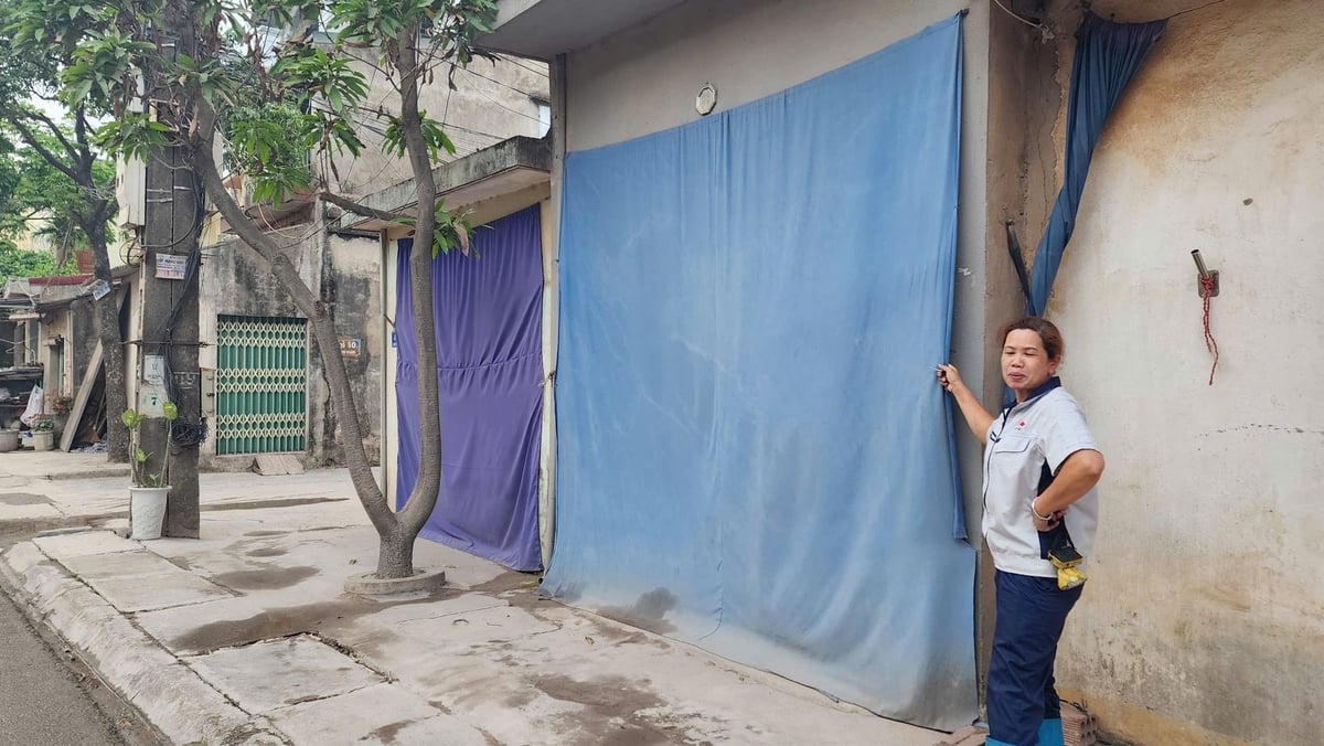 Bụi quá, người dân phải tự may bạt, che kín cửa nhà mình. Ảnh: Đức Hải. 