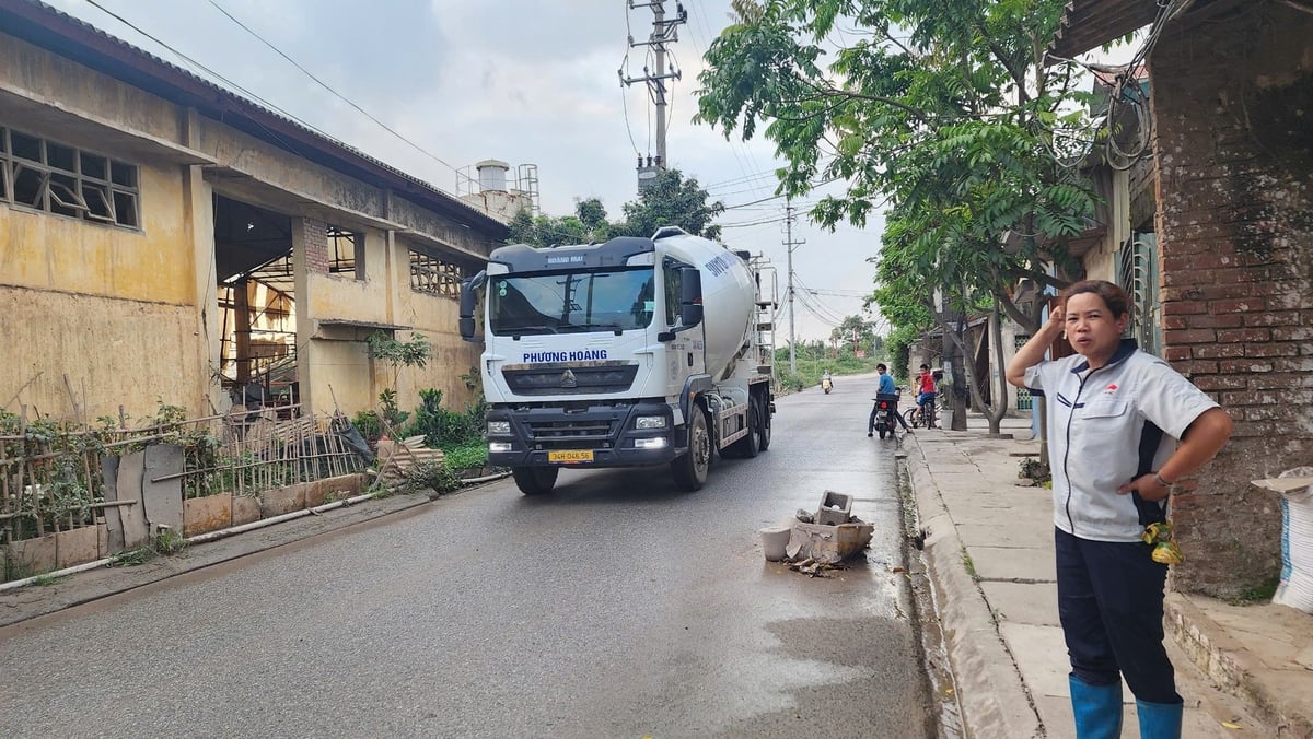 Xe của Công ty Cổ phần Xây dựng và Thương mại Phượng Hoàng chở bê tông qua khu dân cư. Ảnh: Đức Hải. 