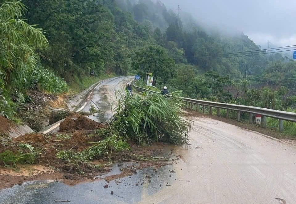 Các tuyến đường giao thông ở Tây Bắc mùa này rất nguy hiểm. Ảnh: Công an tỉnh Lai Châu. Các tuyến đường giao thông ở Tây Bắc mùa này rất nguy hiểm. Ảnh: Công an tỉnh Lai Châu.