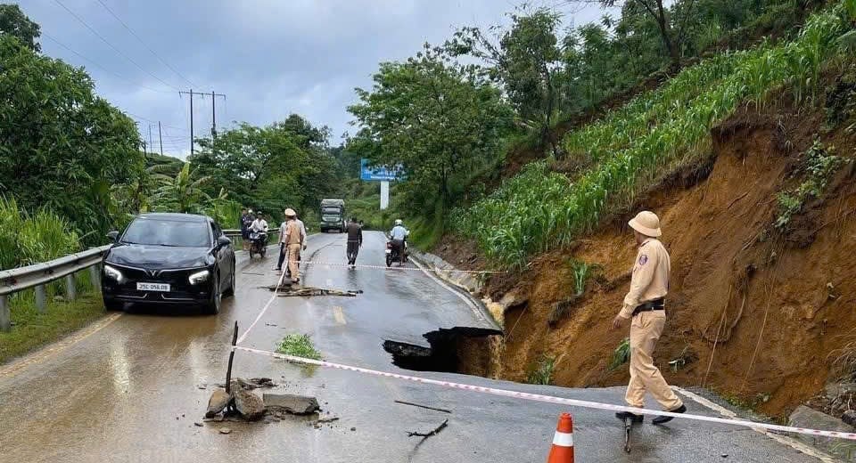 Lực lượng Cảnh sát giao thông, Công an tỉnh Lai Châu đã kịp thời đến phong tỏa hiện trường. Ảnh: Công an tỉnh Lai Châu. Lực lượng Cảnh sát giao thông, Công an tỉnh Lai Châu đã kịp thời đến phong tỏa hiện trường. Ảnh: Công an tỉnh Lai Châu.