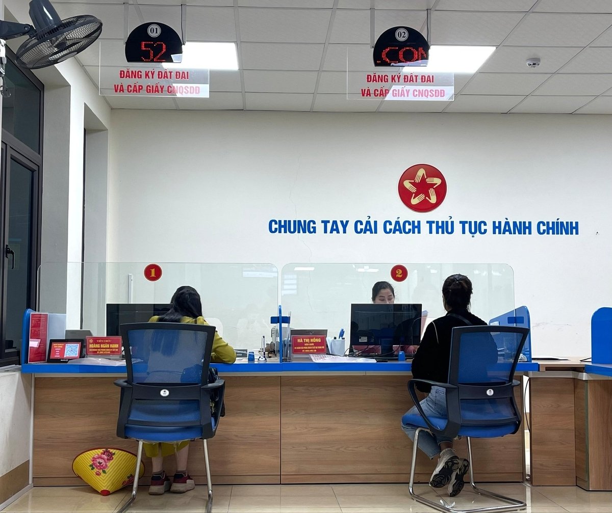 Thái độ của cán bộ, nhân viên là yếu tố đầu tiên quyết định tiến độ hoàn thành chất lượng công việc. Ảnh: Thanh Ngà. Thái độ của cán bộ, nhân viên là yếu tố đầu tiên quyết định tiến độ hoàn thành chất lượng công việc. Ảnh: Thanh Ngà.