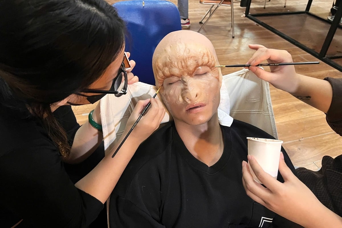 Sinh viên Trần Thu Huyền hoàn thiện tác phẩm hóa trang trước giờ trình diễn. Ảnh: Phạm Hiếu. Sinh viên Trần Thu Huyền hoàn thiện tác phẩm hóa trang trước giờ trình diễn. Ảnh: Phạm Hiếu.