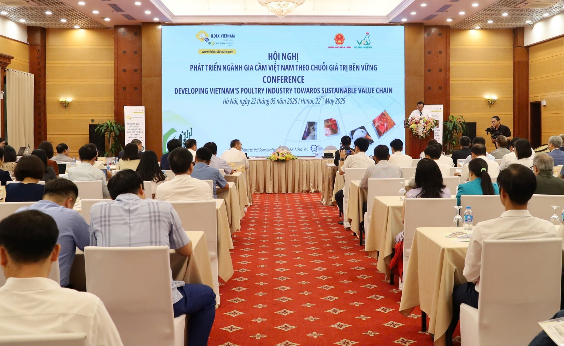 Sáng 22/5 tại Hà Nội, Hội nghị 'Phát triển ngành gia cầm Việt Nam theo chuỗi giá trị bền vững' do Bộ Nông nghiệp và Môi trường phối hợp với Cục Chăn nuôi và Thú y và Hiệp hội Gia cầm Việt Nam tổ chức, đã ghi nhận nhiều ý kiến tâm huyết, đặc biệt từ lãnh đạo Bộ. Ảnh: Phương Linh. Sáng 22/5 tại Hà Nội, Hội nghị 'Phát triển ngành gia cầm Việt Nam theo chuỗi giá trị bền vững' do Bộ Nông nghiệp và Môi trường phối hợp với Cục Chăn nuôi và Thú y và Hiệp hội Gia cầm Việt Nam tổ chức, đã ghi nhận nhiều ý kiến tâm huyết, đặc biệt từ lãnh đạo Bộ. Ảnh: Phương Linh.