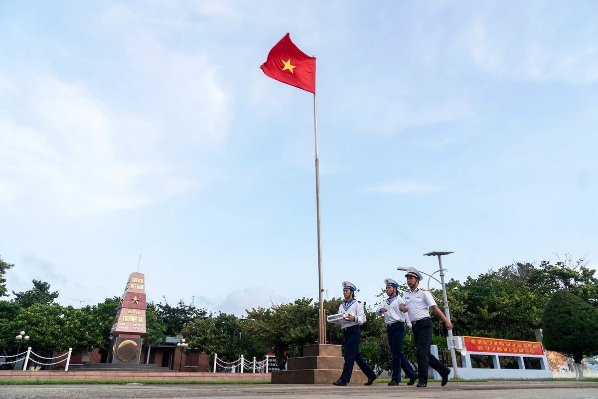 Một buổi chào cờ trên đảo Trường Sa. Ảnh: Thanhnien. Một buổi chào cờ trên đảo Trường Sa. Ảnh: Thanhnien.