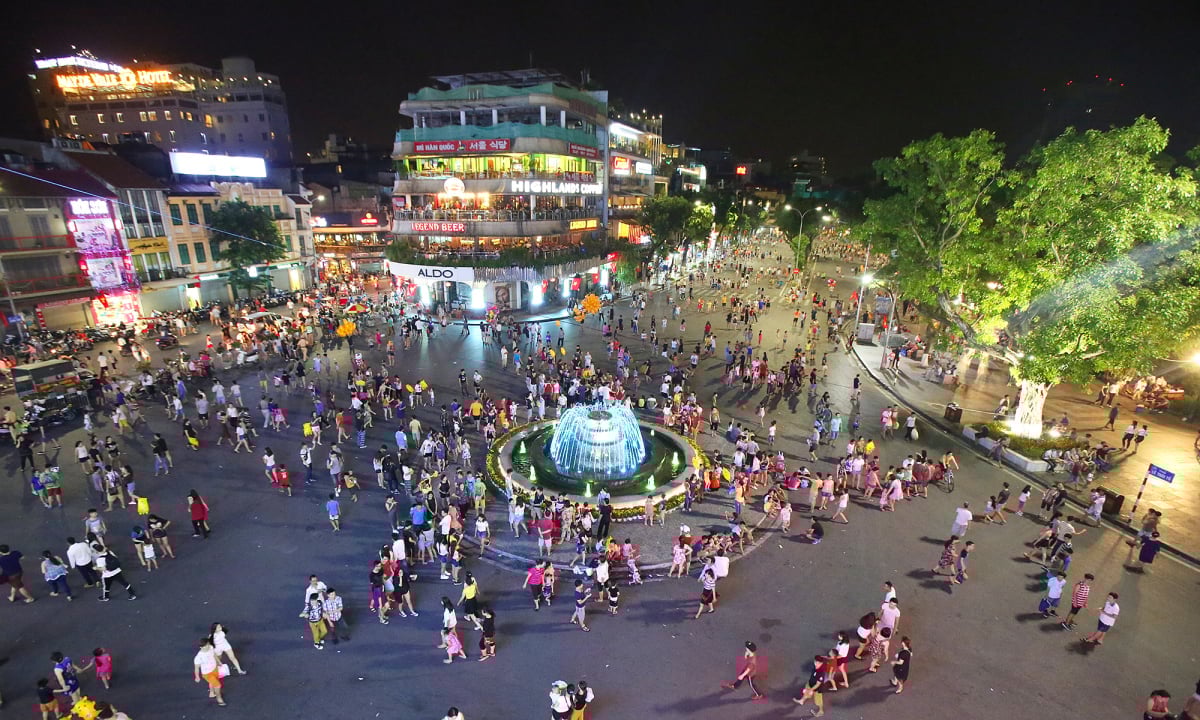 Việc thí điểm mô hình BID tại các khu phố cổ, phố đi bộ hay trung tâm thương mại sầm uất sẽ thúc đẩy kinh tế đêm và du lịch TP Hà Nội phát triển. Ảnh: Internet. Việc thí điểm mô hình BID tại các khu phố cổ, phố đi bộ hay trung tâm thương mại sầm uất sẽ thúc đẩy kinh tế đêm và du lịch TP Hà Nội phát triển. Ảnh: Internet.