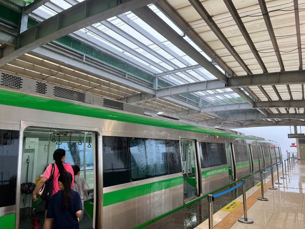Nhà ga của tuyến ĐSĐT số 2A Cát Linh - Hà Đông bị dột sau cơn mưa lớn vừa qua. Ảnh: Đình Trường. Nhà ga của tuyến ĐSĐT số 2A Cát Linh - Hà Đông bị dột sau cơn mưa lớn vừa qua. Ảnh: Đình Trường.